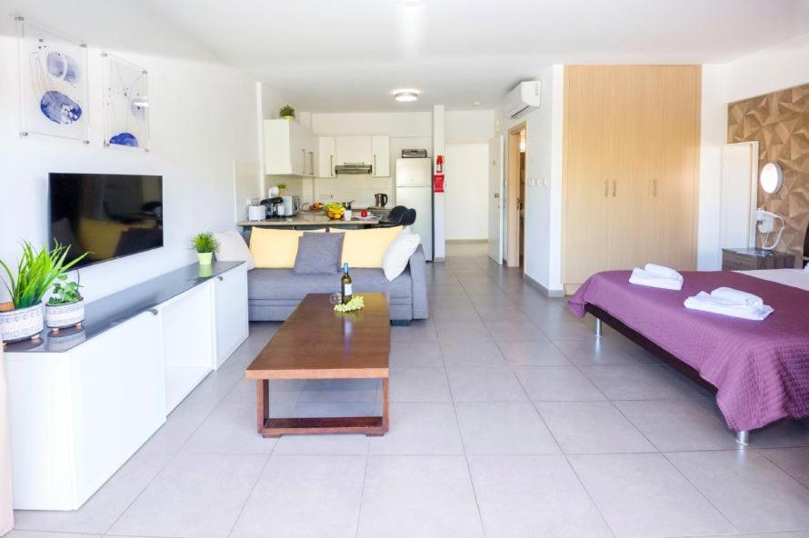 Lucile - Coralli Beachfront Apartment Paralimni Zewnętrze zdjęcie